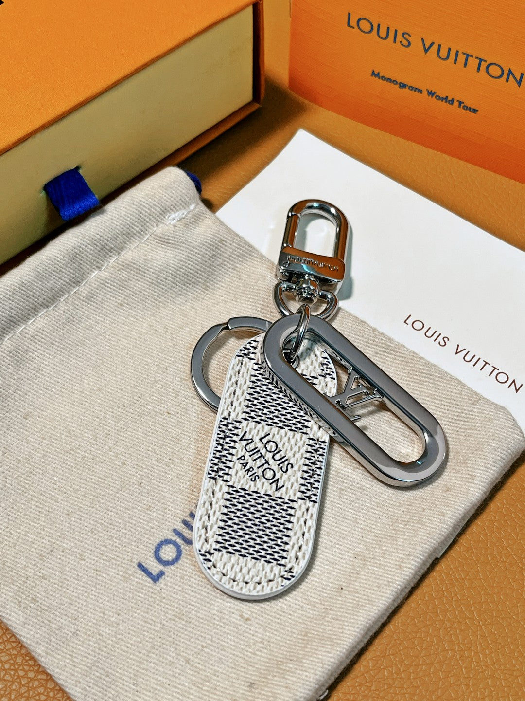 14E61ADE Stylish key closure
