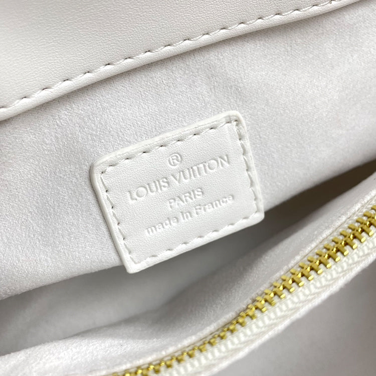 AE028BDE Stylish leather bag