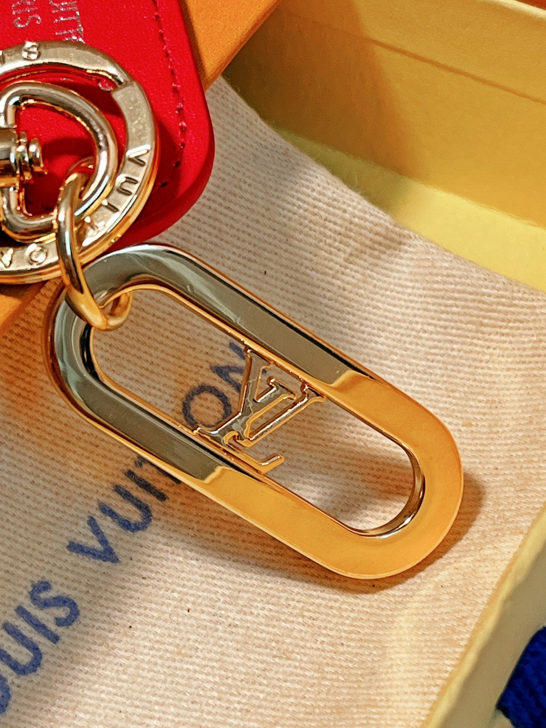14E61ADE Stylish key closure