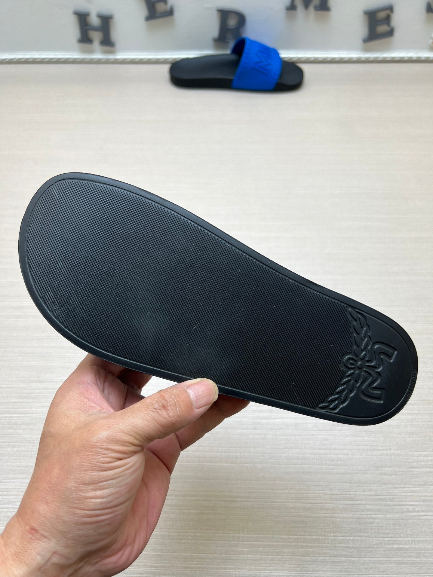 54M42ZDE Stylish slippers