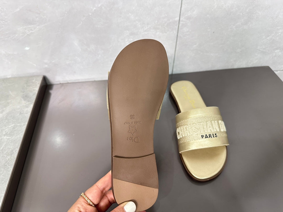 14D32ZDE Stylish slippers