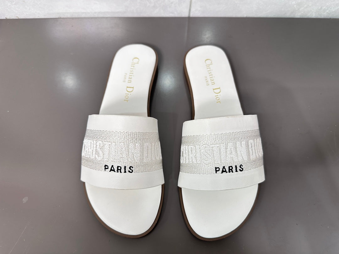 14D32ZDE Stylish slippers