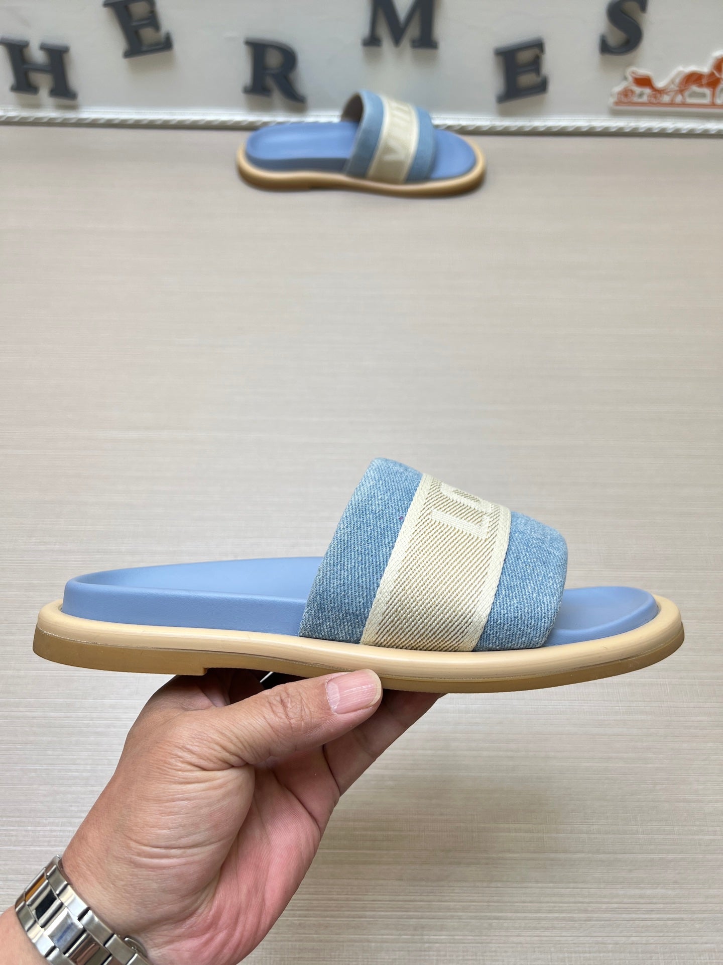 535ZE300ZDE Stylish Slippers