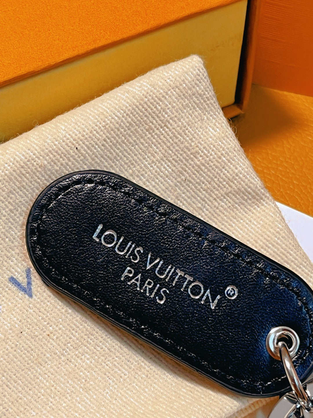 14E61ADE Stylish key closure