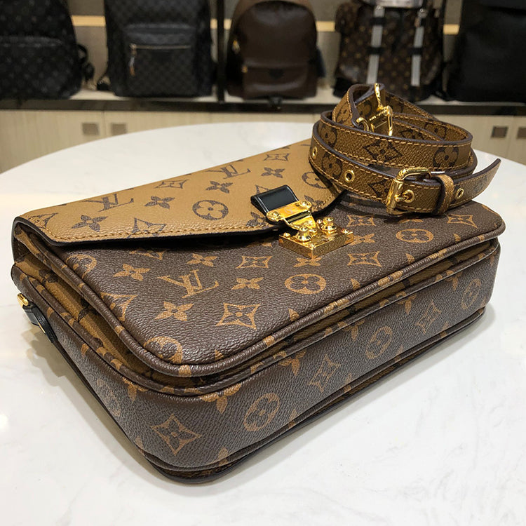 1E65BDE Stylish leather bag