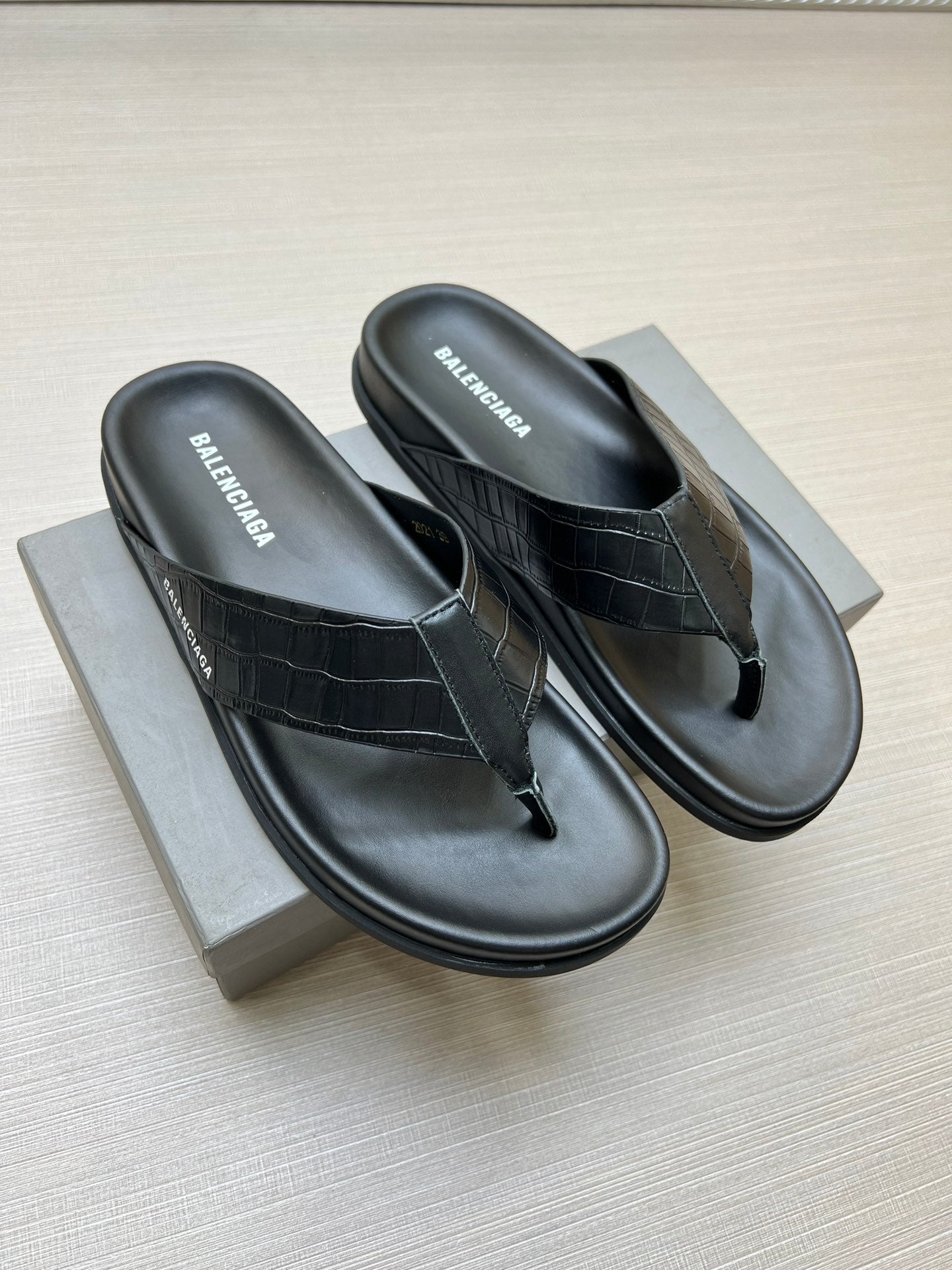 54J98ZDE Stylish slippers