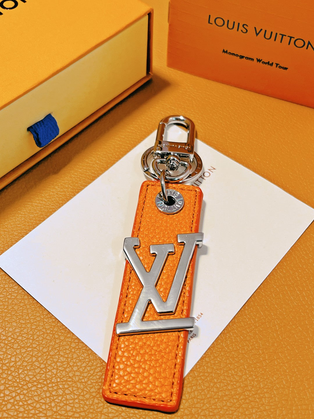 14E58ADE Stylish key closure