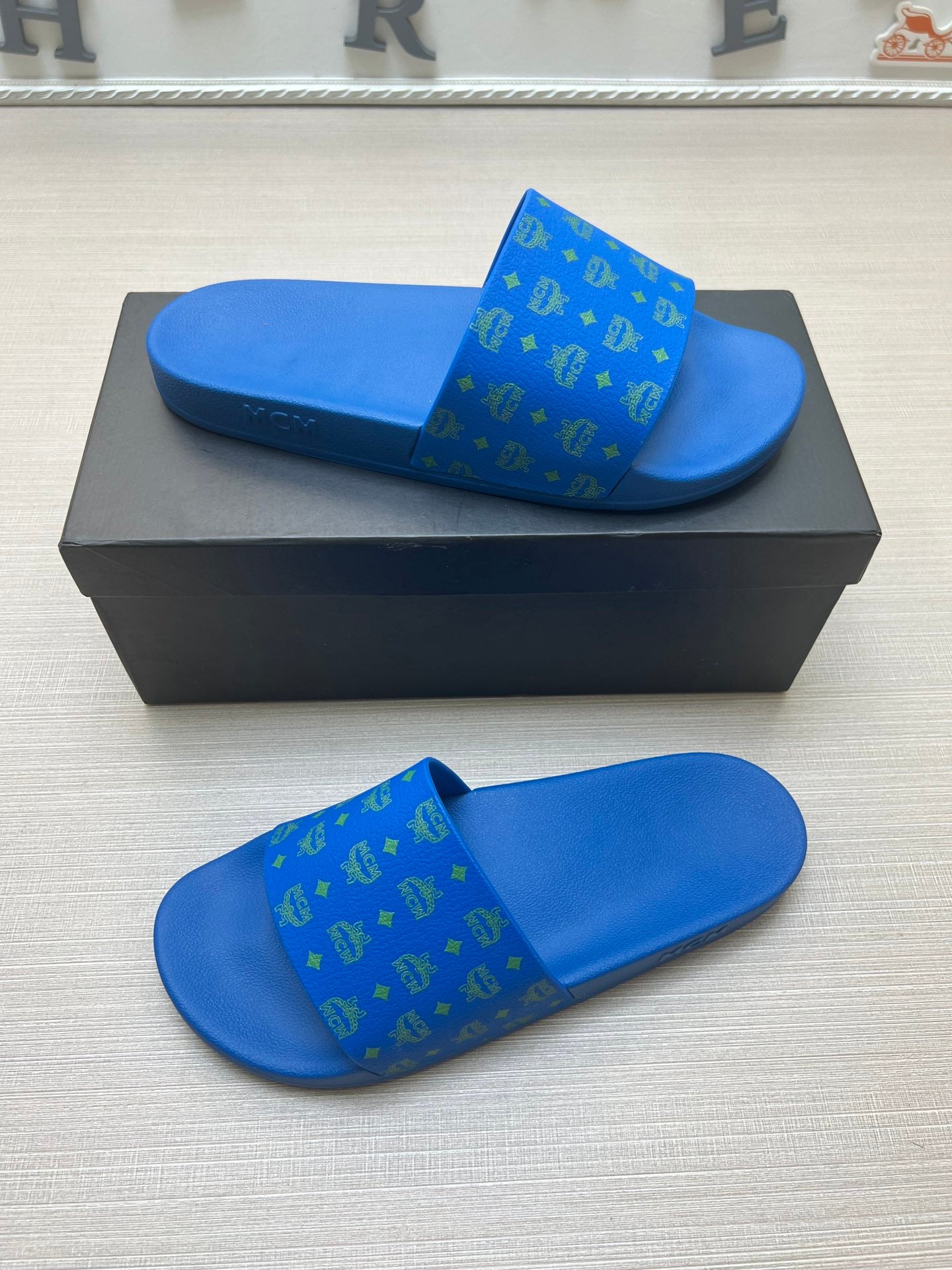 54M47ZDE Stylish slippers
