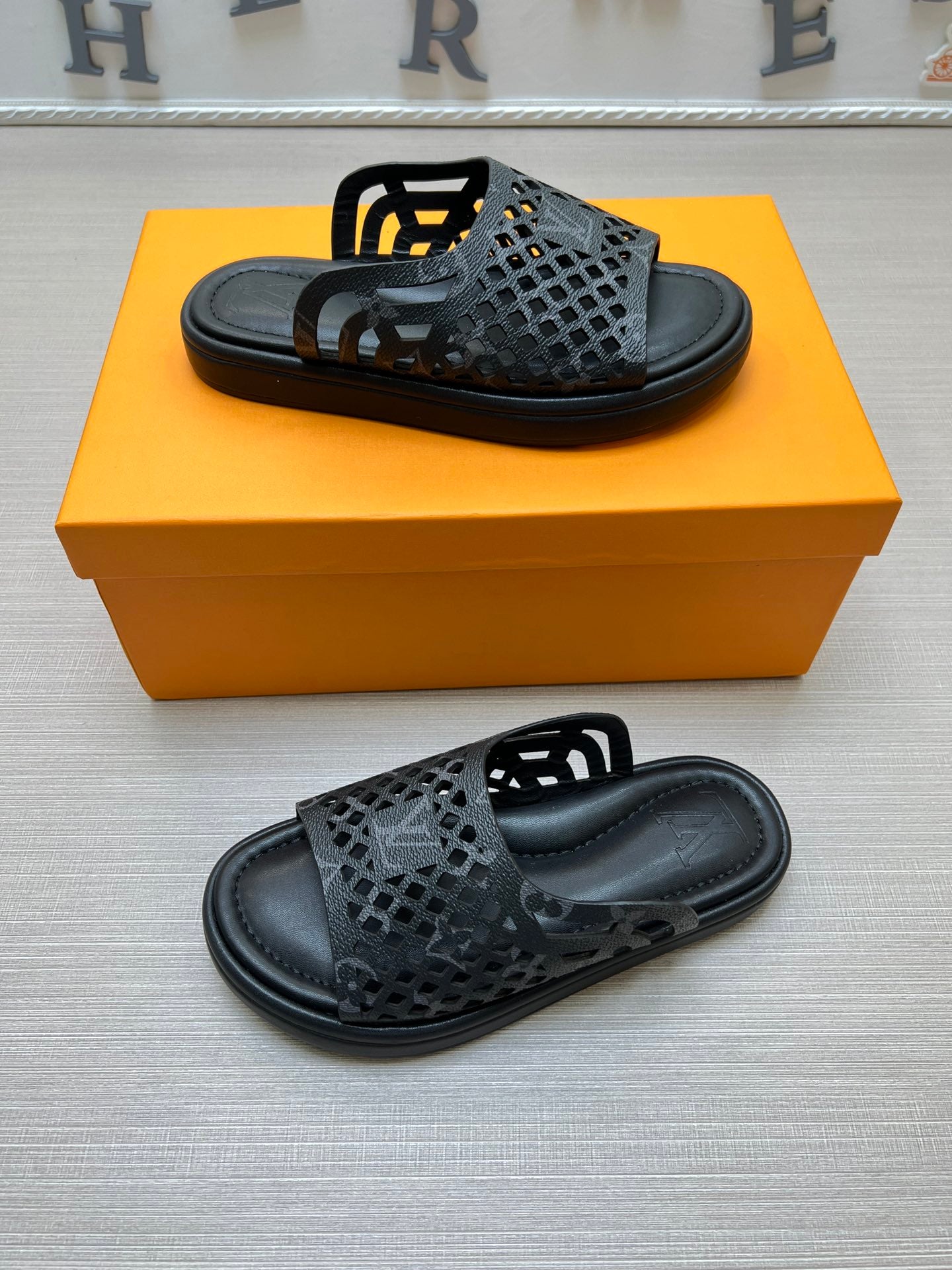 54E83ZDE Stylish slippers