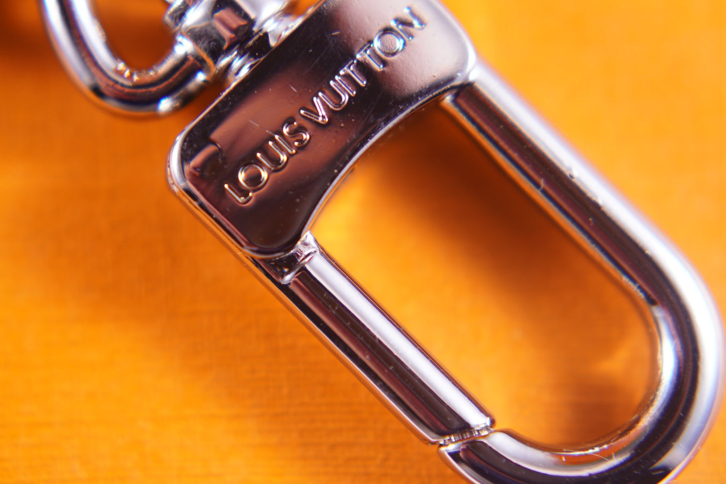 14E89ADE Stylish key closure