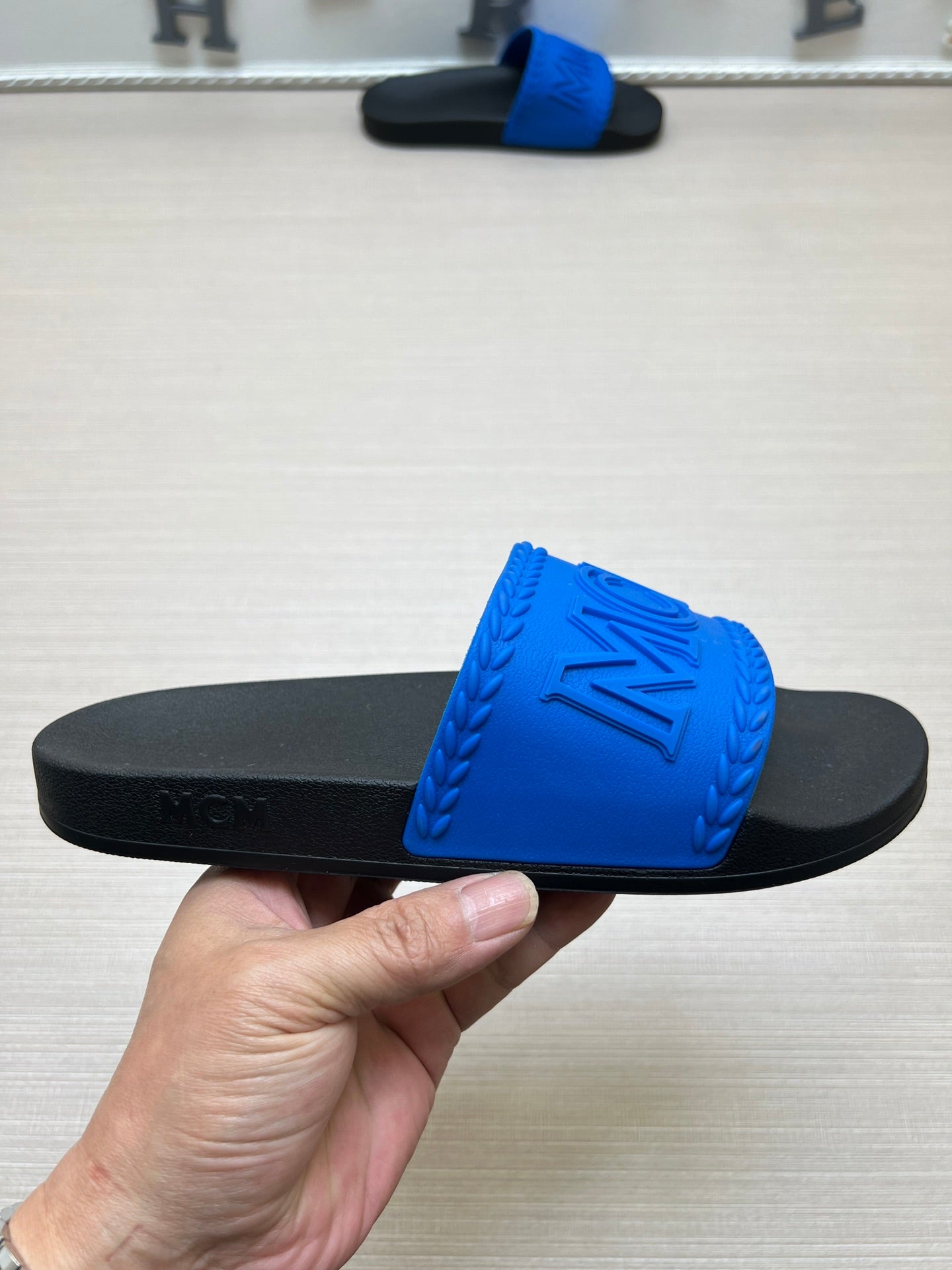 54M42ZDE Stylish slippers
