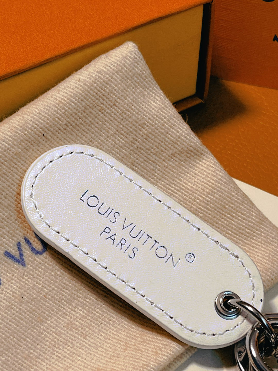 14E61ADE Stylish key closure