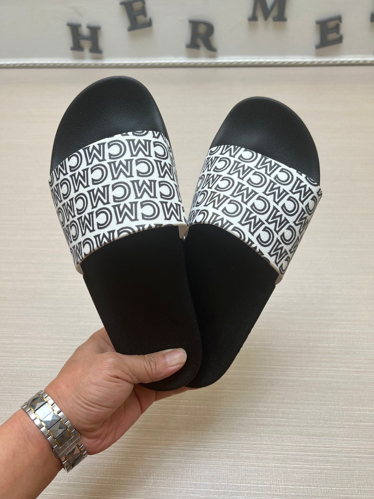 54M45ZDE Stylish slippers