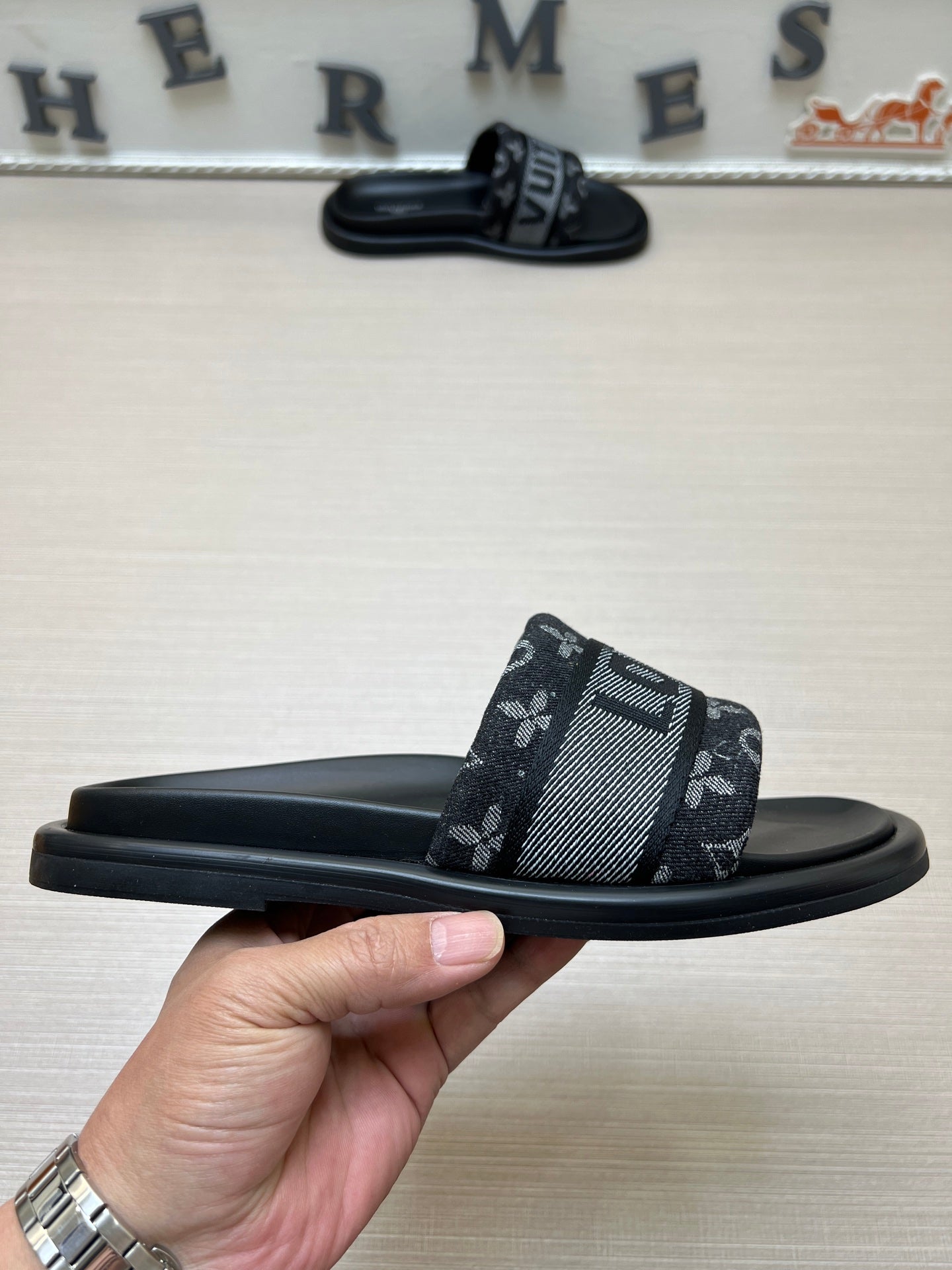 535ZE300ZDE Stylish Slippers