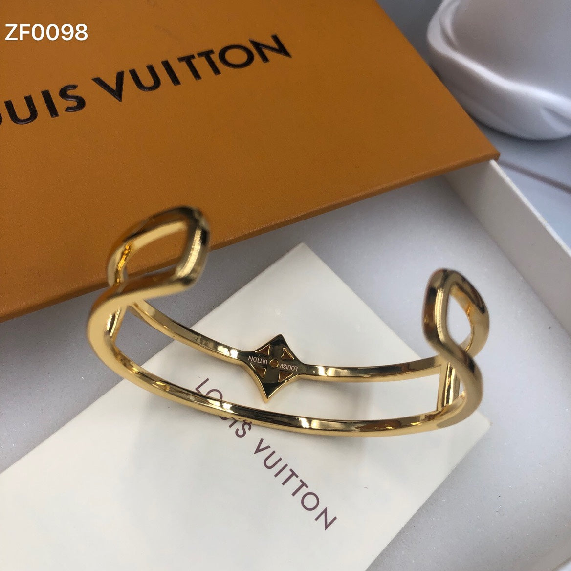 1YE348KDE Stylish Bracelets