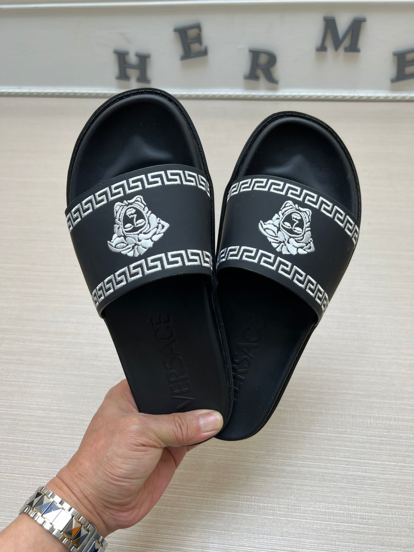 54V53ZDE Stylish slippers