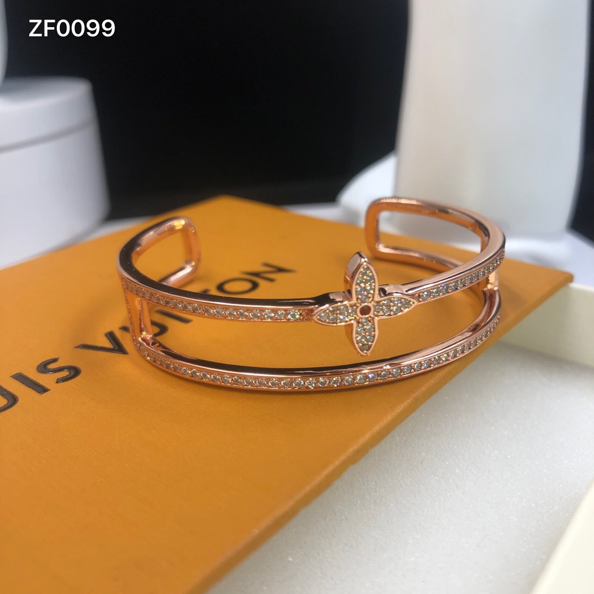 1YE348KDE Stylish Bracelets