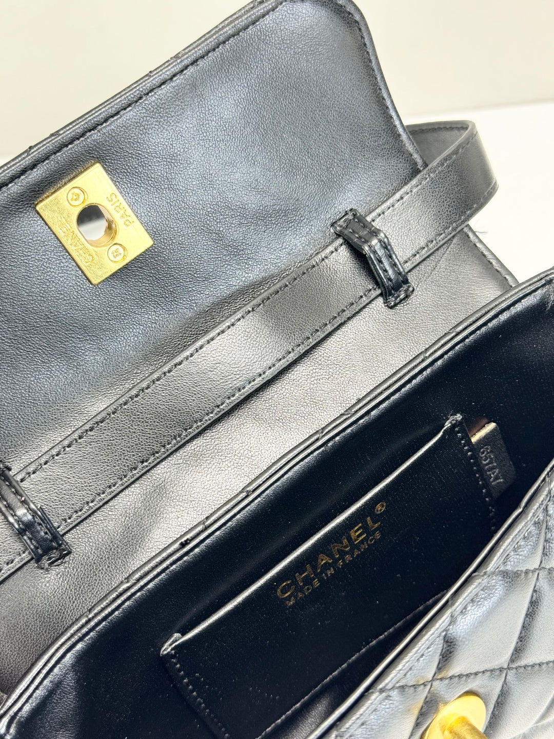 15RC61BDE Stylish leather bag