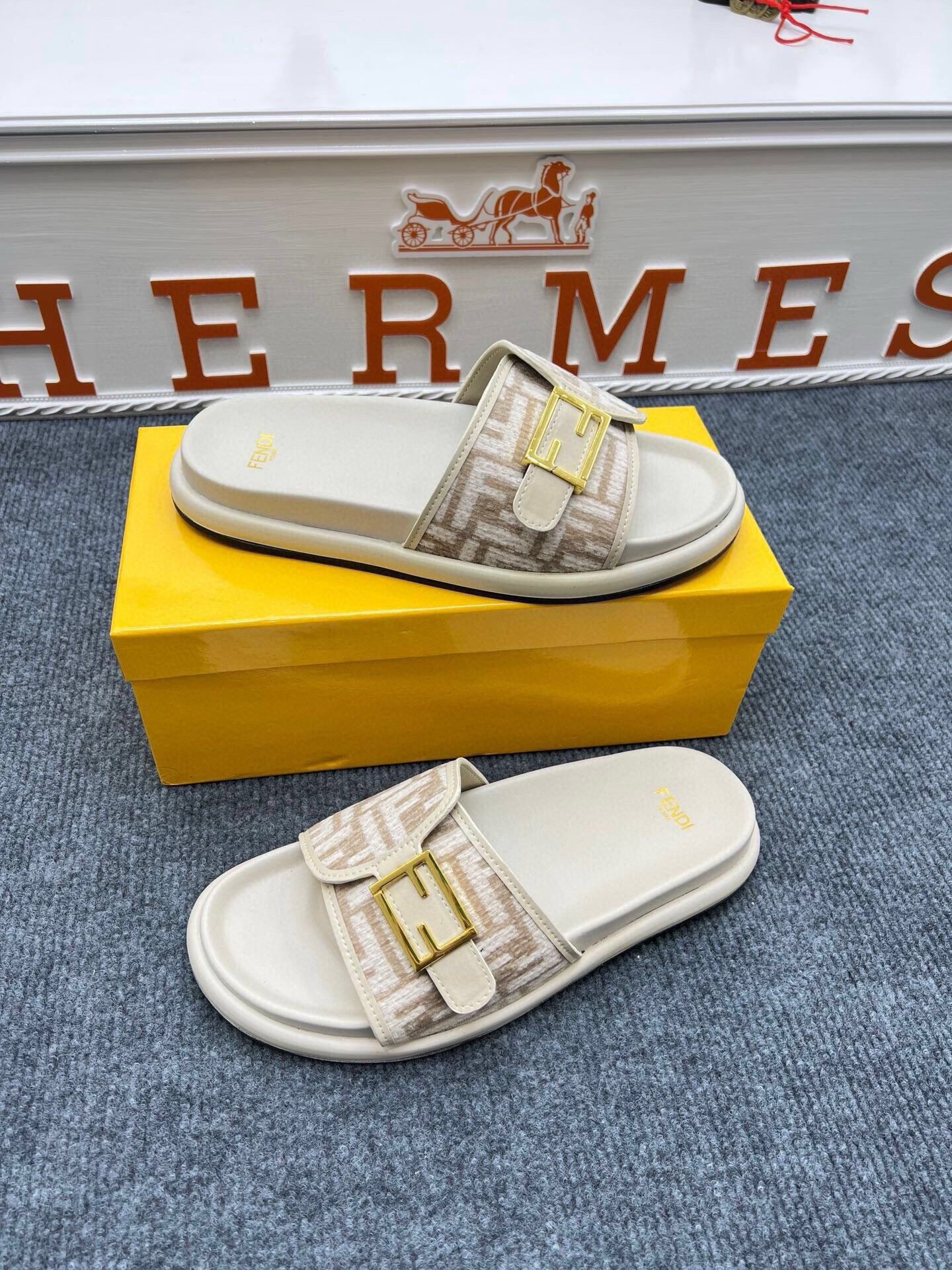 54F37ZDE Stylish slippers