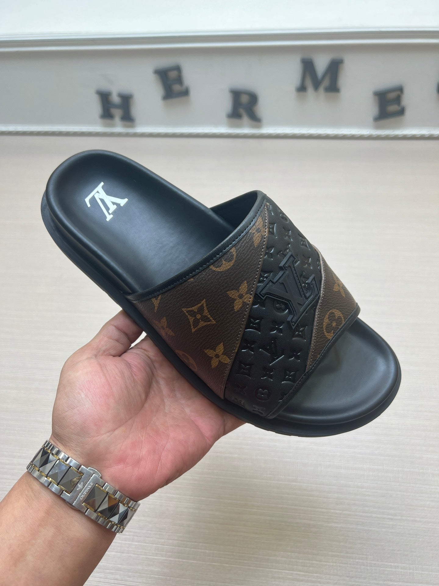 54E2ZDE Stylish slippers