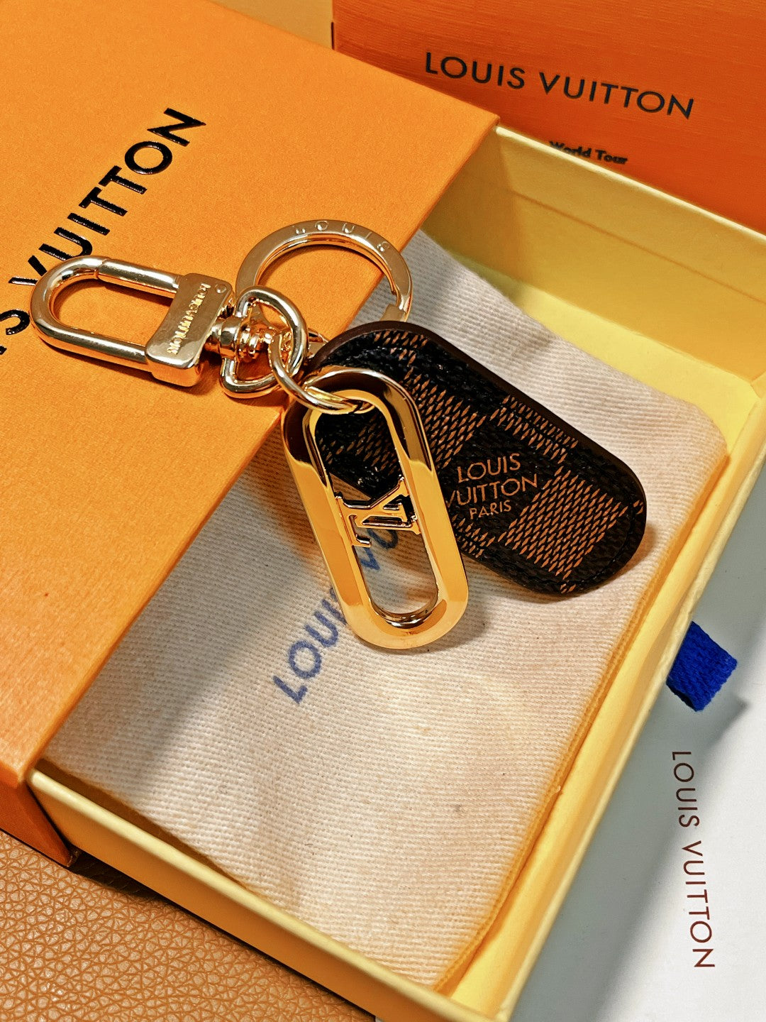 14E61ADE Stylish key closure