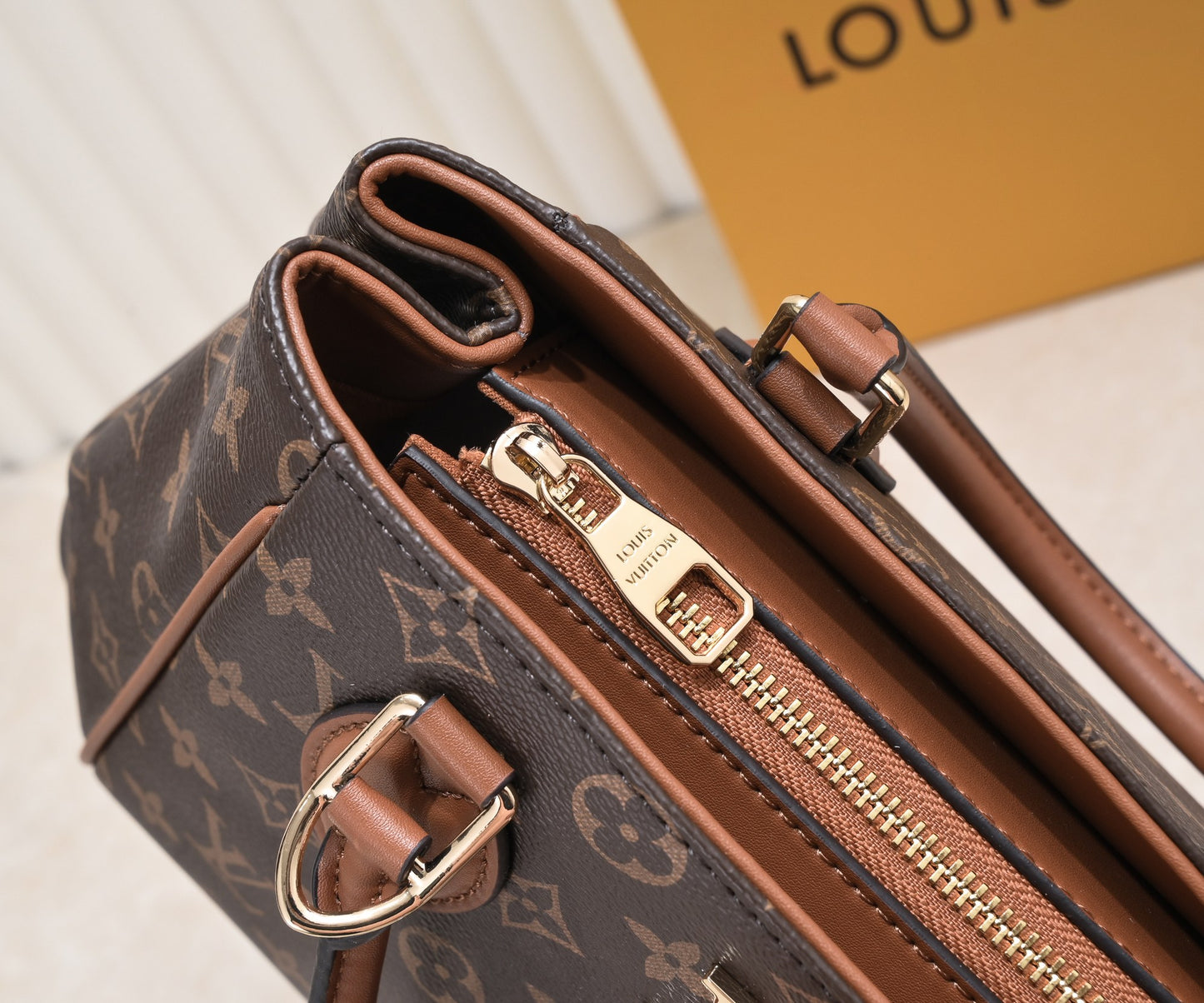 165NE102BDE Stylish leather bag