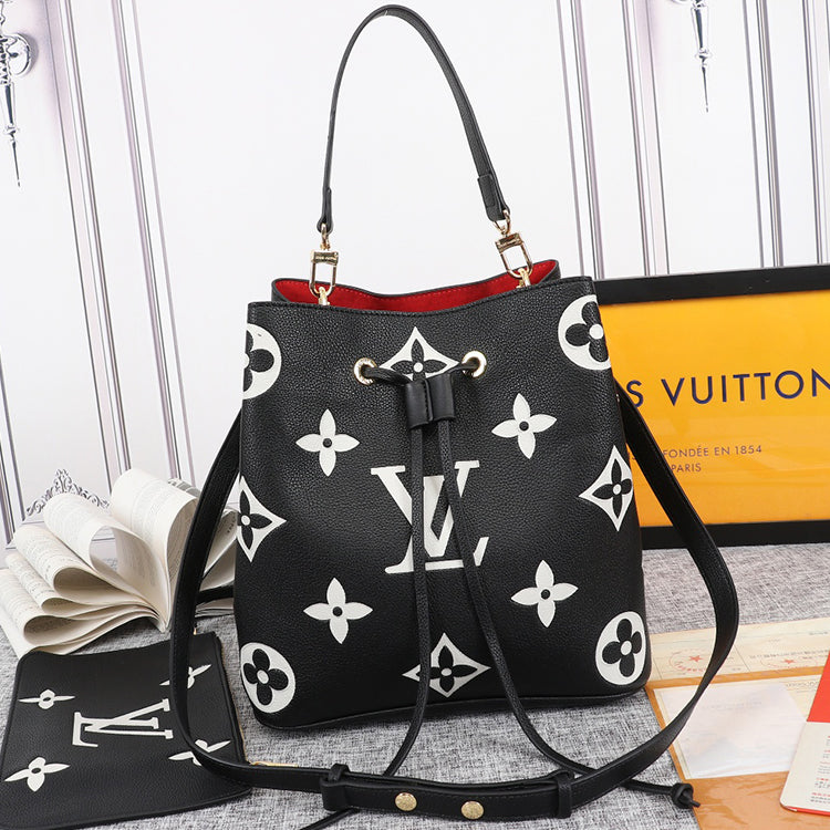 2E04BDE Stylish leather bag