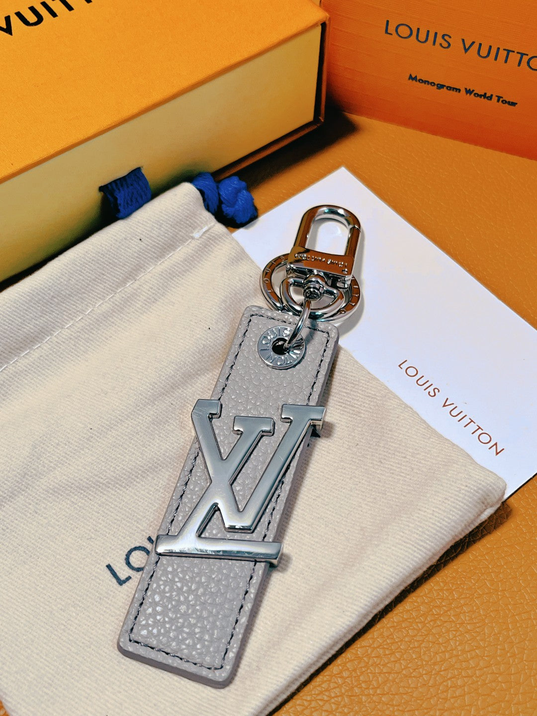 14E58ADE Stylish key closure