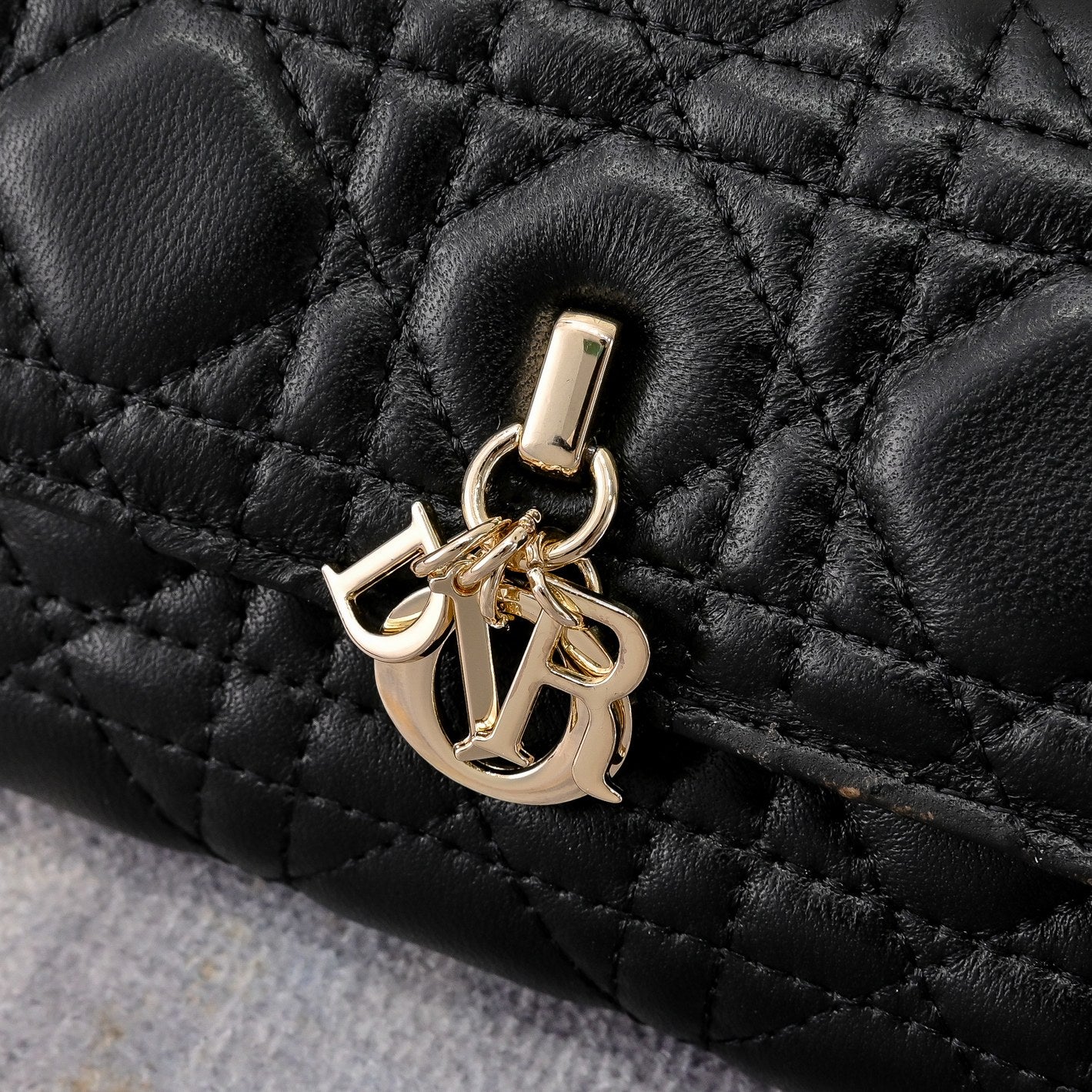 15RD89BDE Stylish leather bag