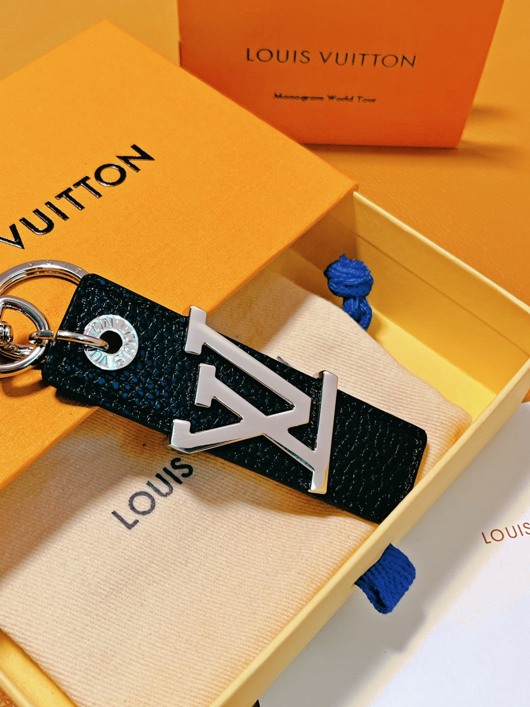 14E58ADE Stylish key closure