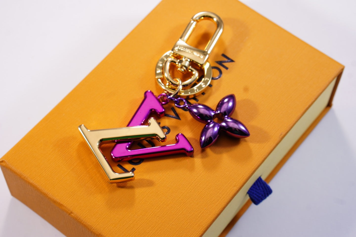 14E91ADE Stylish key closure