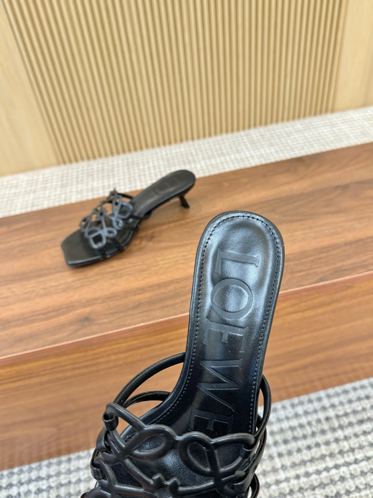 255QA33ZDE Stylish leather Slippers