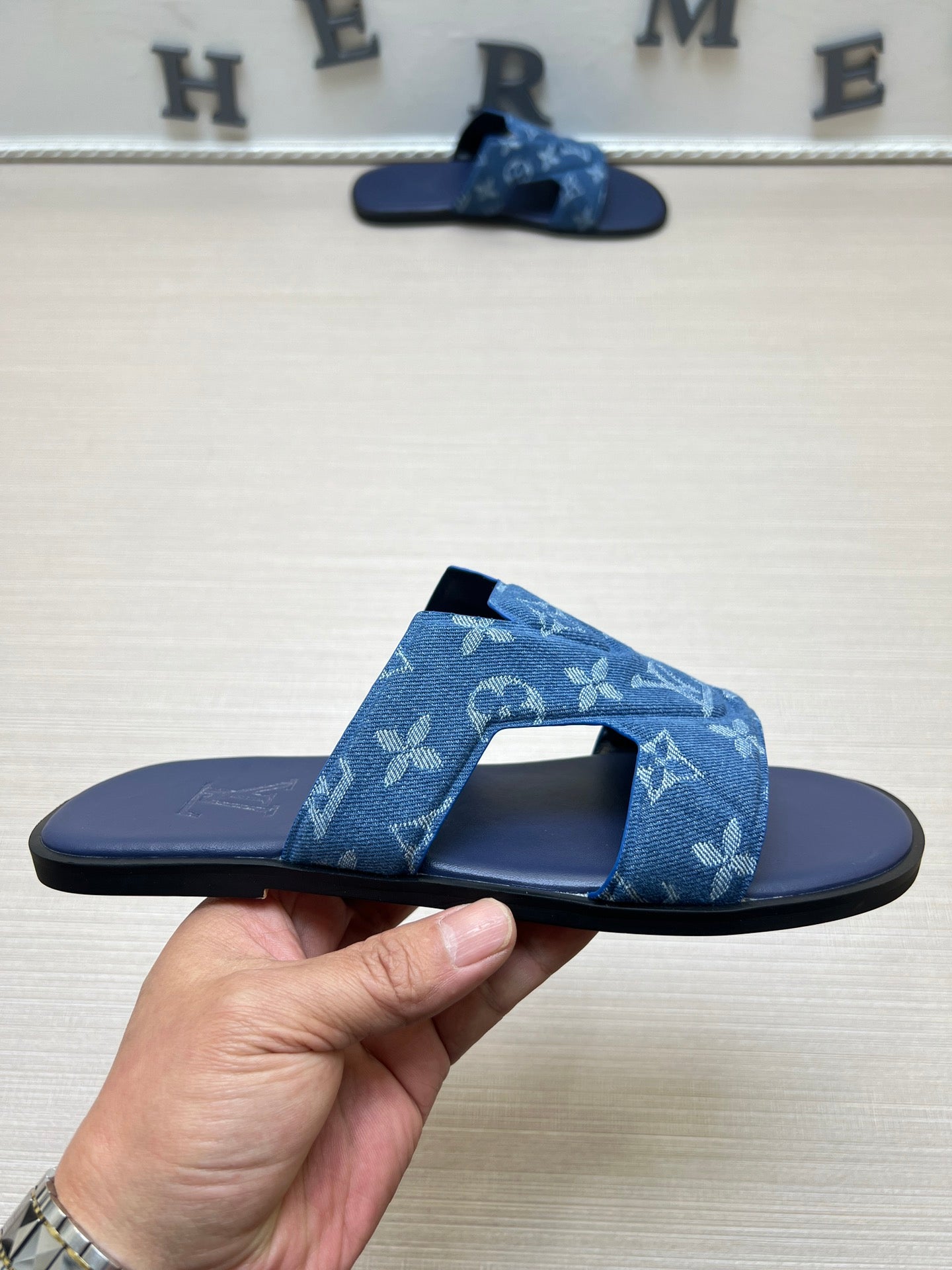54E109ZDE Stylish slippers