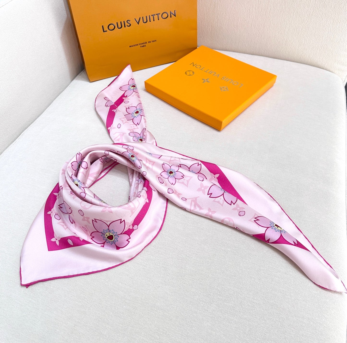 155NE62WDE Stylish Silk Scarve