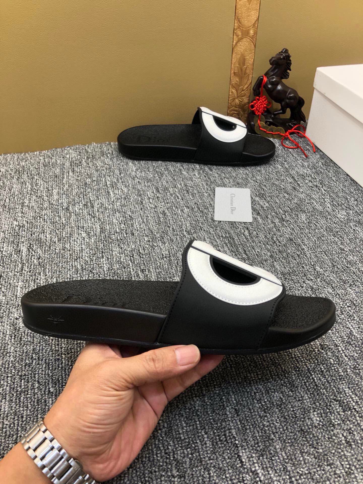 54D51ZDE Stylish slippers