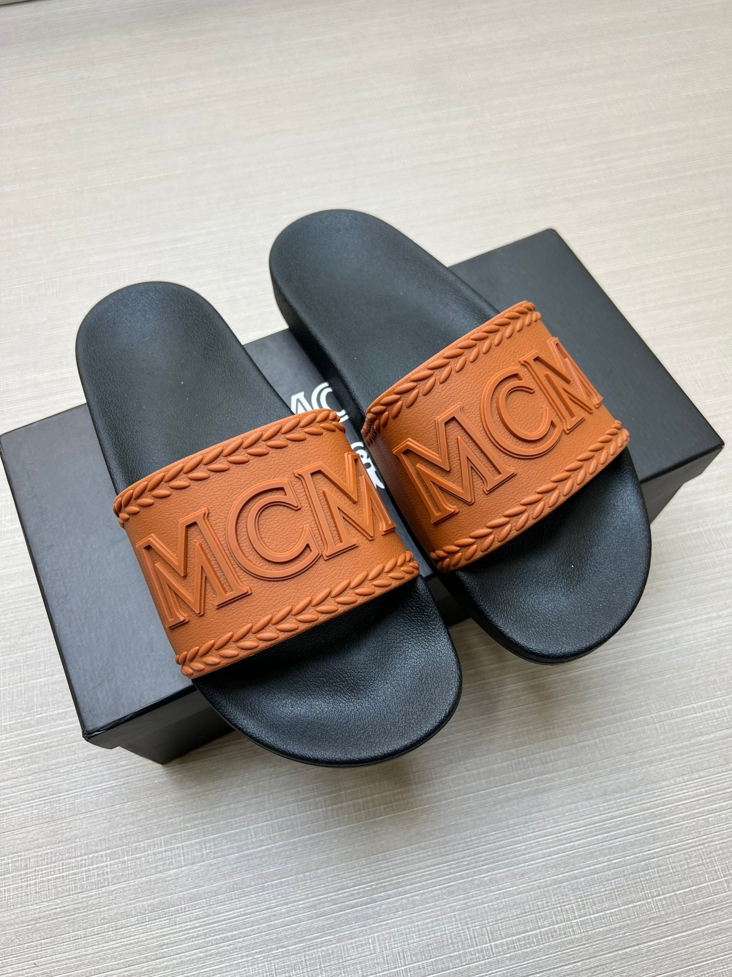 54M42ZDE Stylish slippers