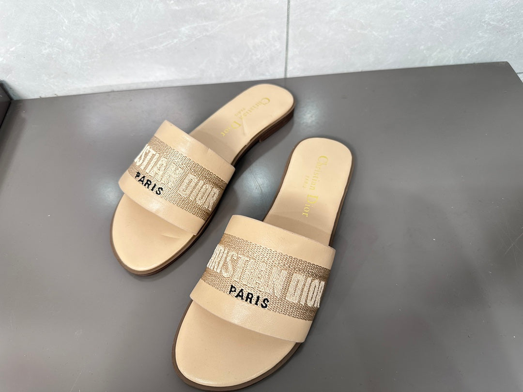 14D32ZDE Stylish slippers