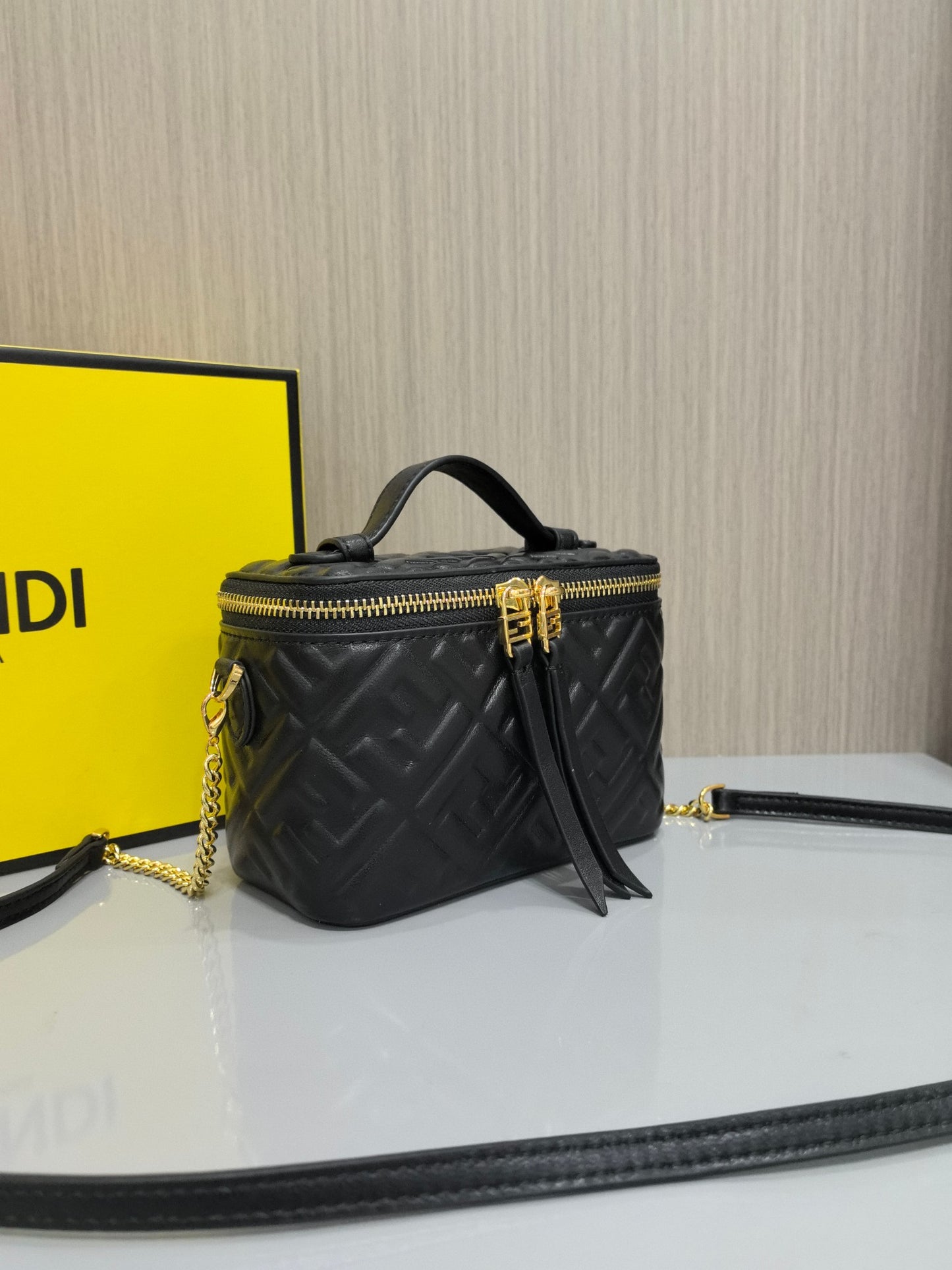 15RF59BDE Stylish leather bag