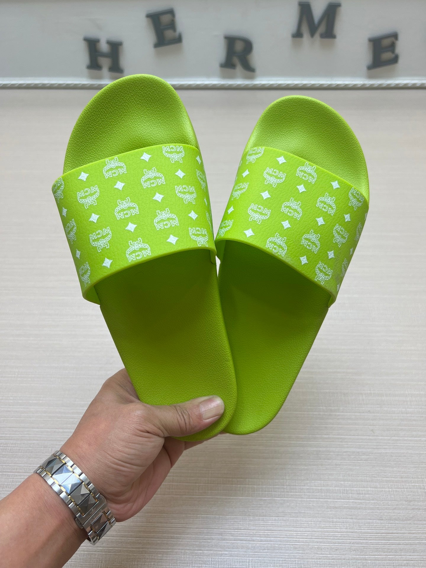 54M47ZDE Stylish slippers