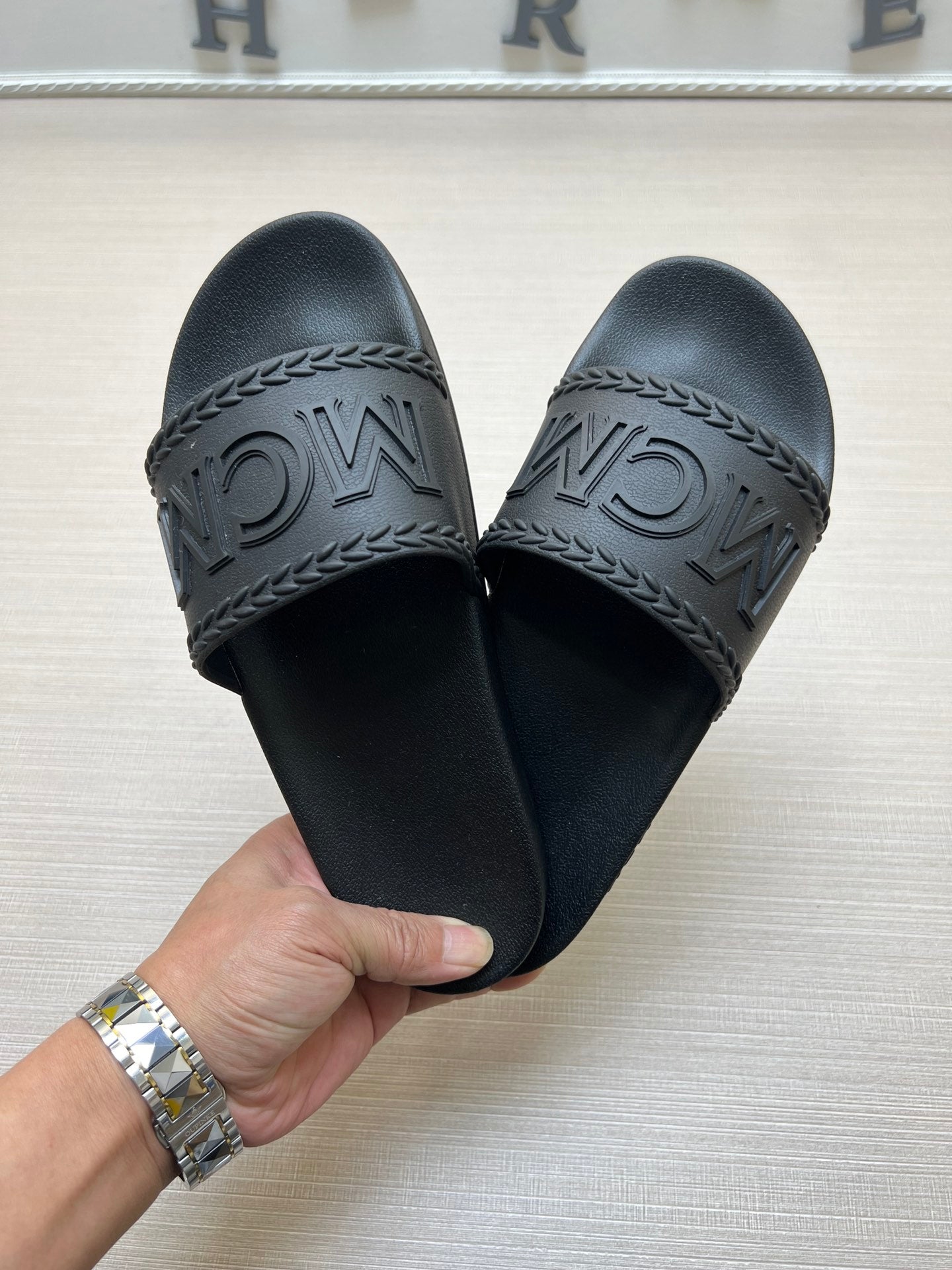 54M42ZDE Stylish slippers