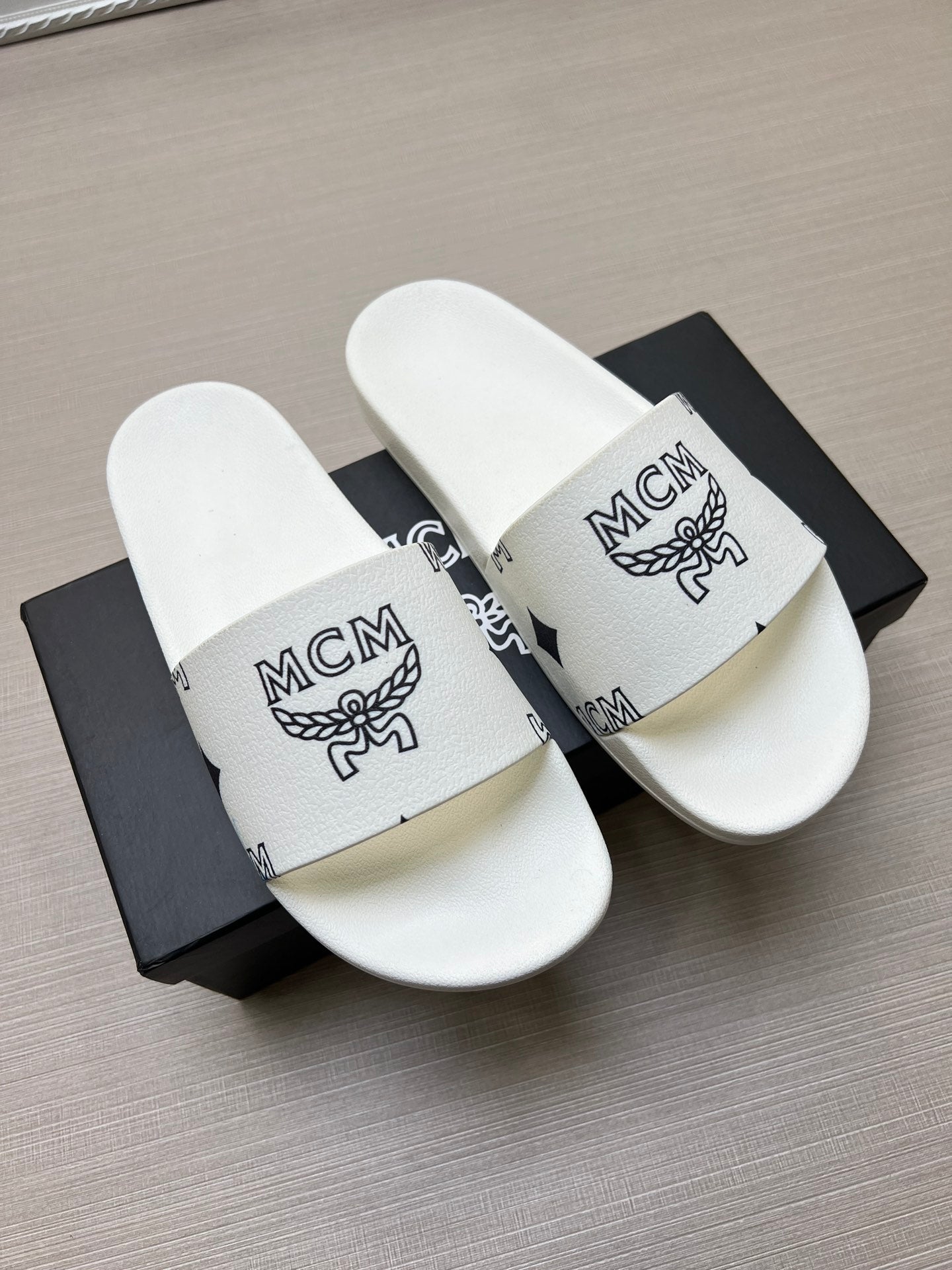 54M43ZDE Stylish slippers