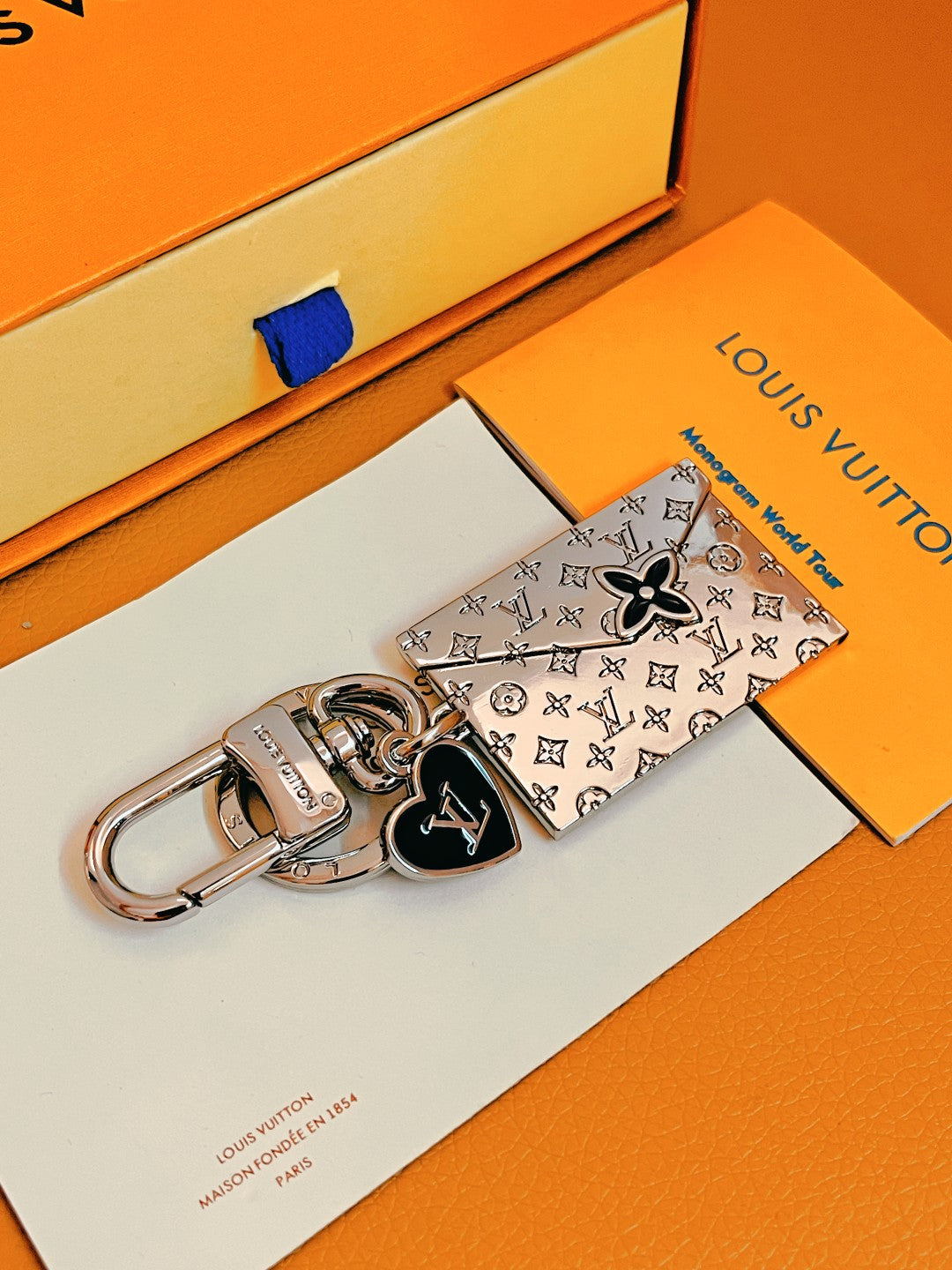 14E28ADE Stylish key closure
