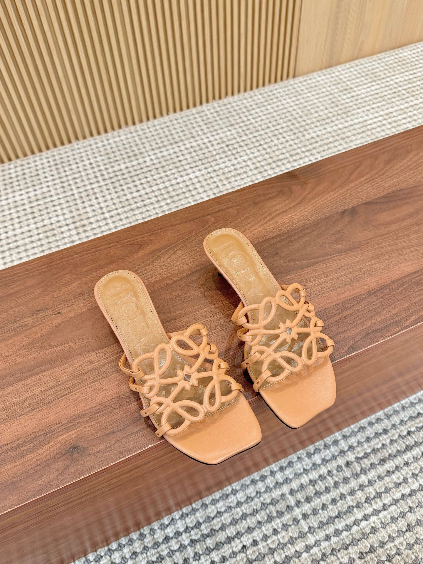 255QA33ZDE Stylish leather Slippers
