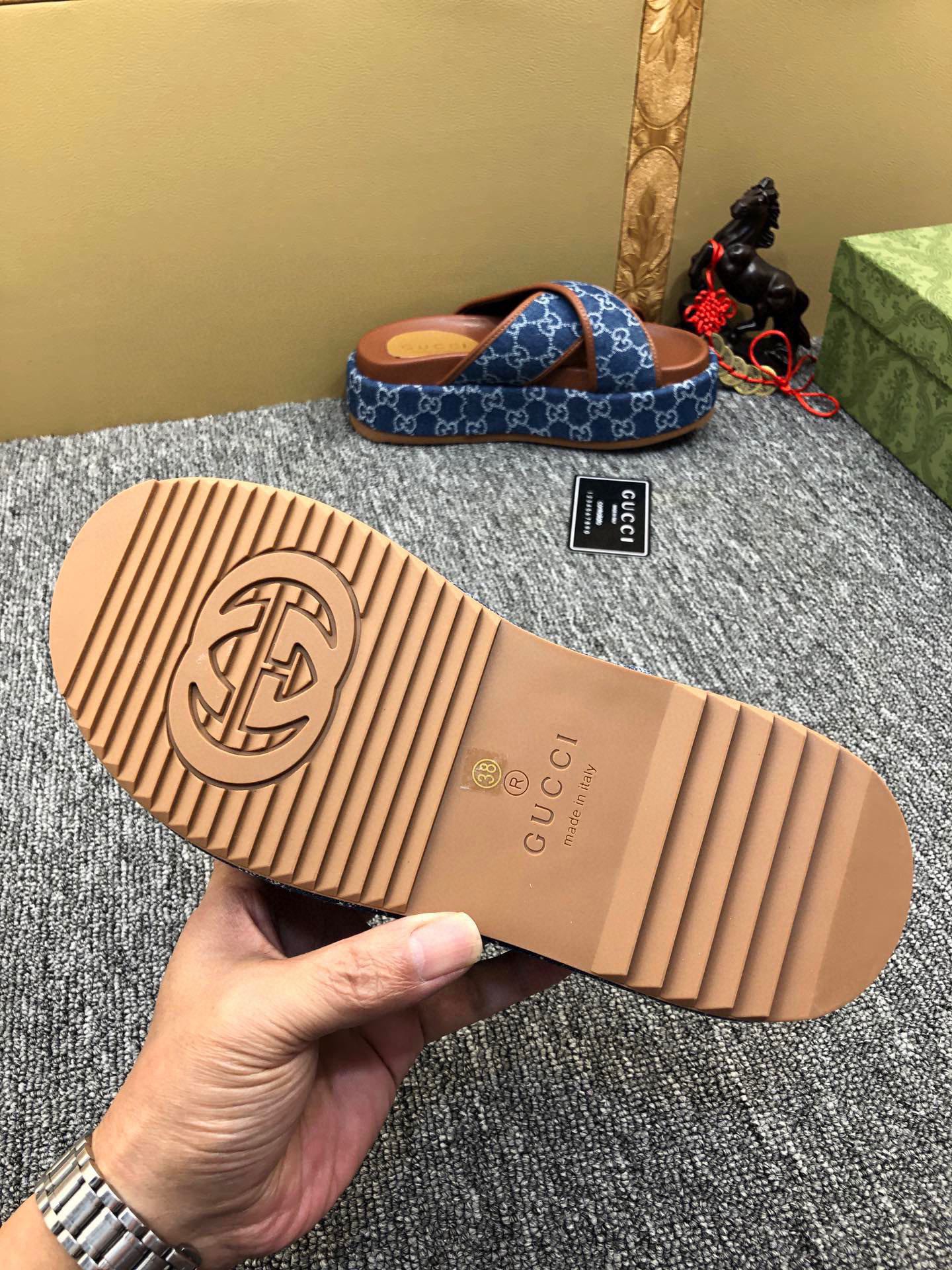 5YB69ZDE Stylish Slippers