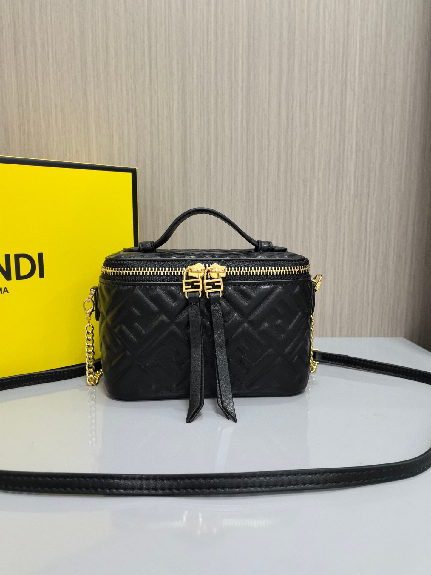 15RF59BDE Stylish leather bag