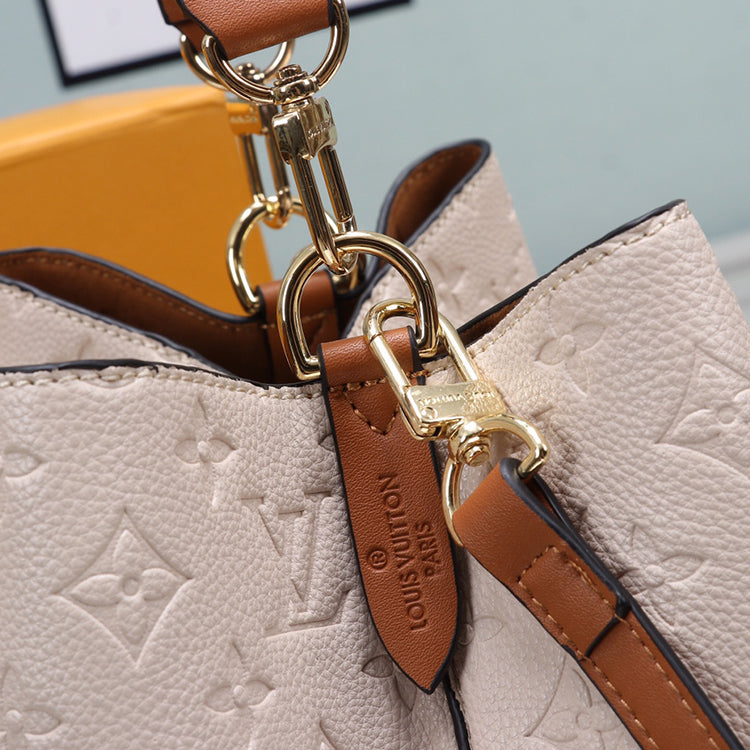 1E81BDE Stylish leather bag