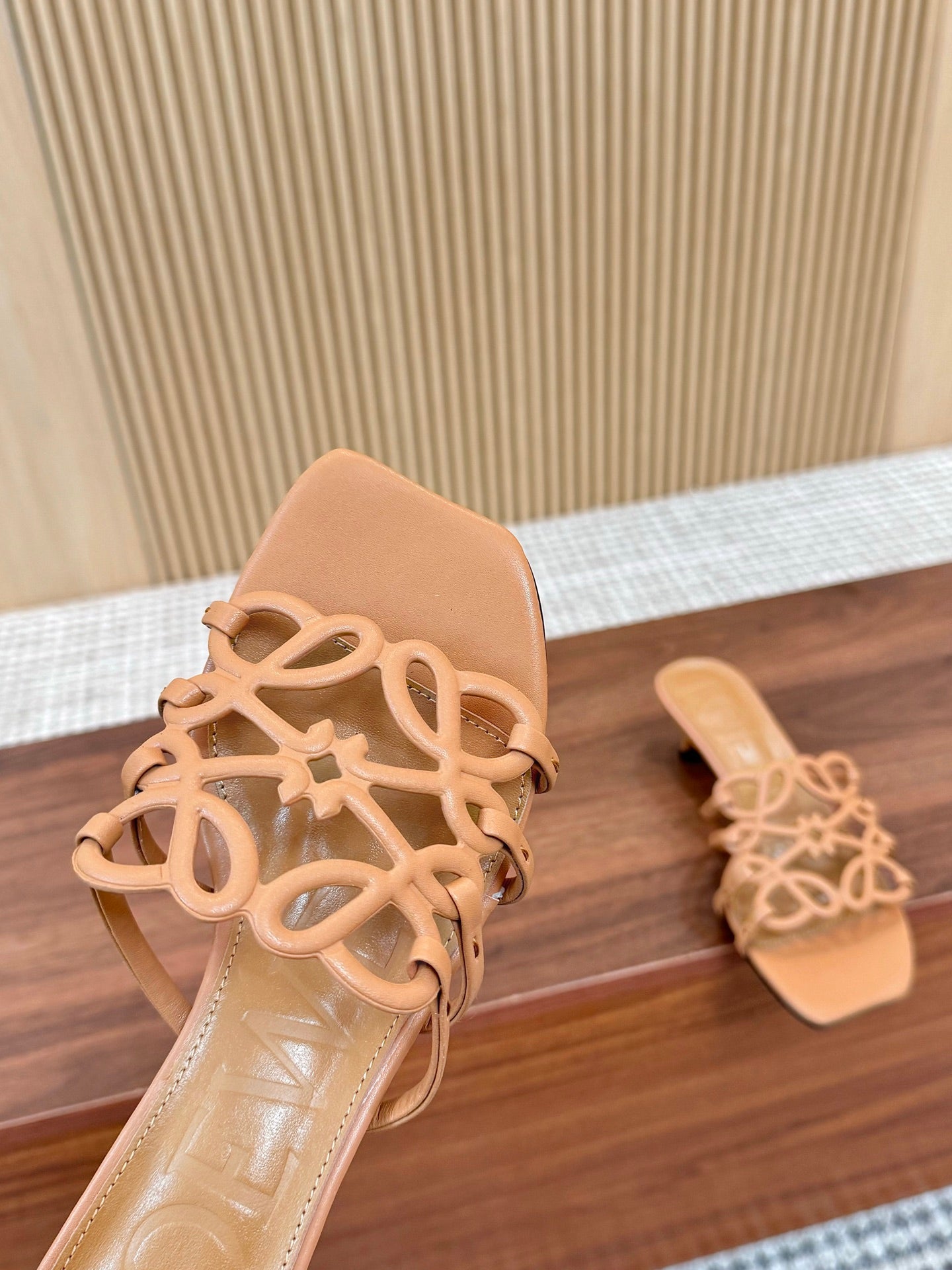 255QA33ZDE Stylish leather Slippers