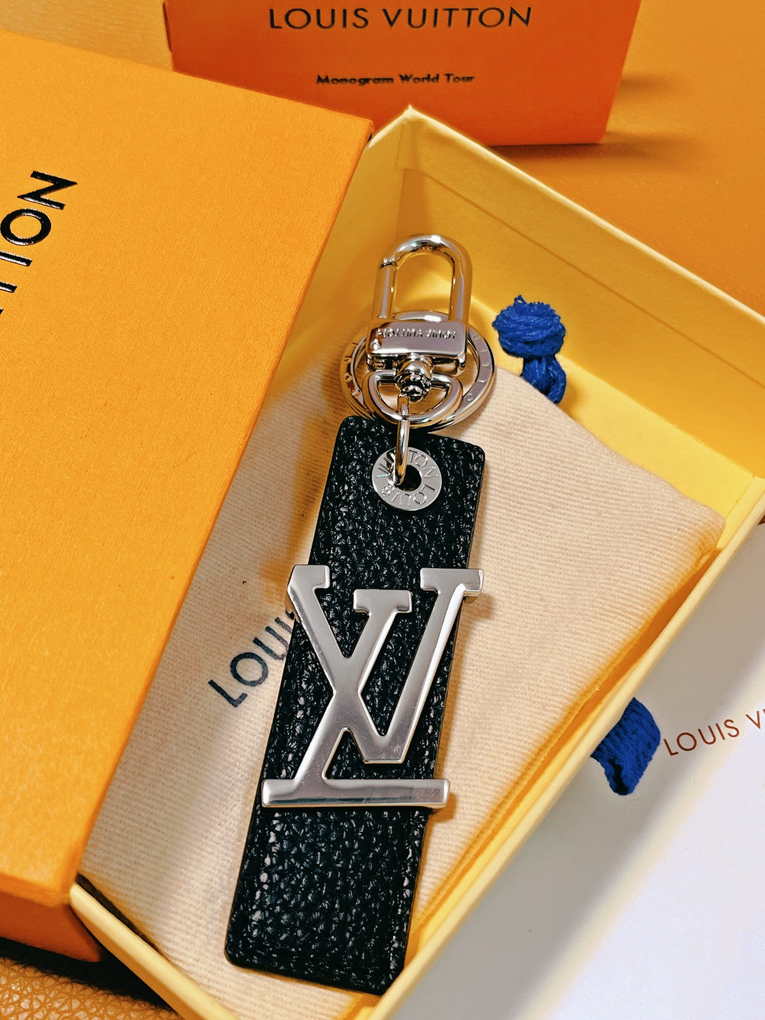 14E58ADE Stylish key closure