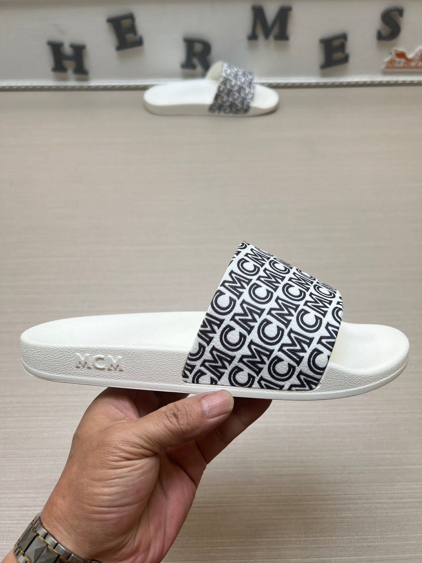 54M45ZDE Stylish slippers