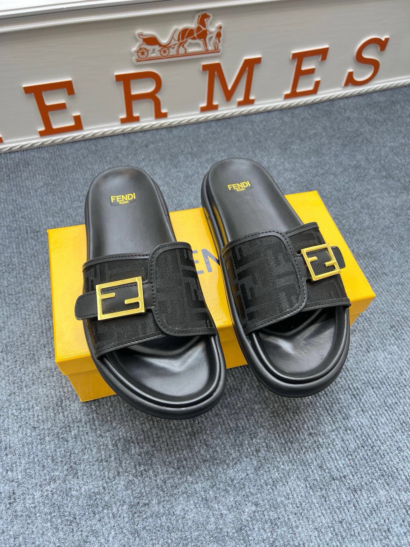 54F37ZDE Stylish slippers